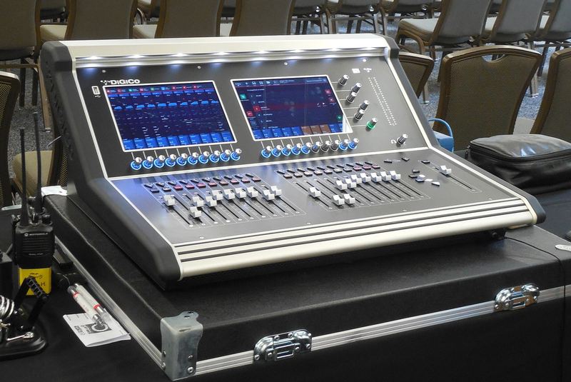 Een digitale mengtafel met twee schermen op een flightcase.